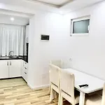 Central Apartments דירה טיראנה